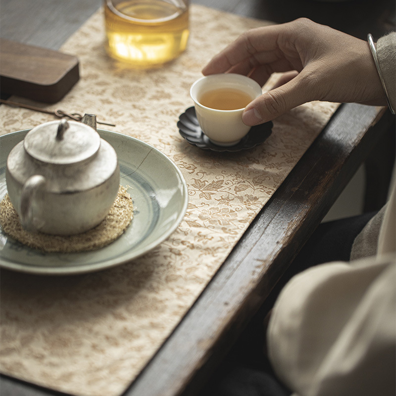 مفرش طاولة شاي جديد على الطراز - مراجعة Linen Table Runner وسعره